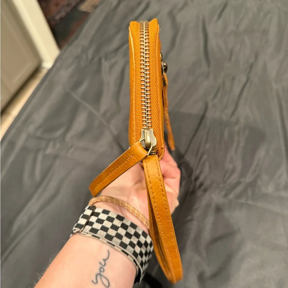 Free People Wallet Zip Around Wristlet Vegan Leather Brown 8"x4" - Picture 16 of 16